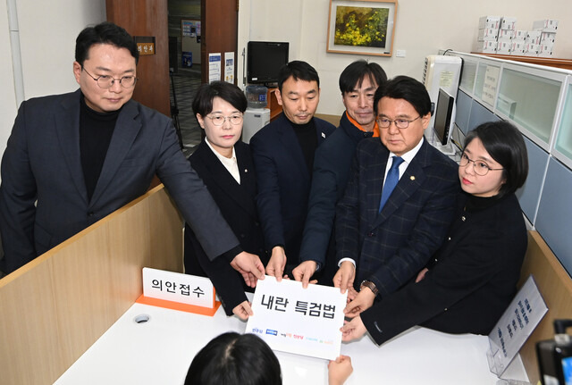 <b>백골단</b>·잠자는국회의백골공주·<b>김민전</b>제명)