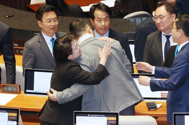 권성동, <b>김상욱</b>에 <b>탈당 권유</b>…"당론 반대하면 같은 당 어려워"