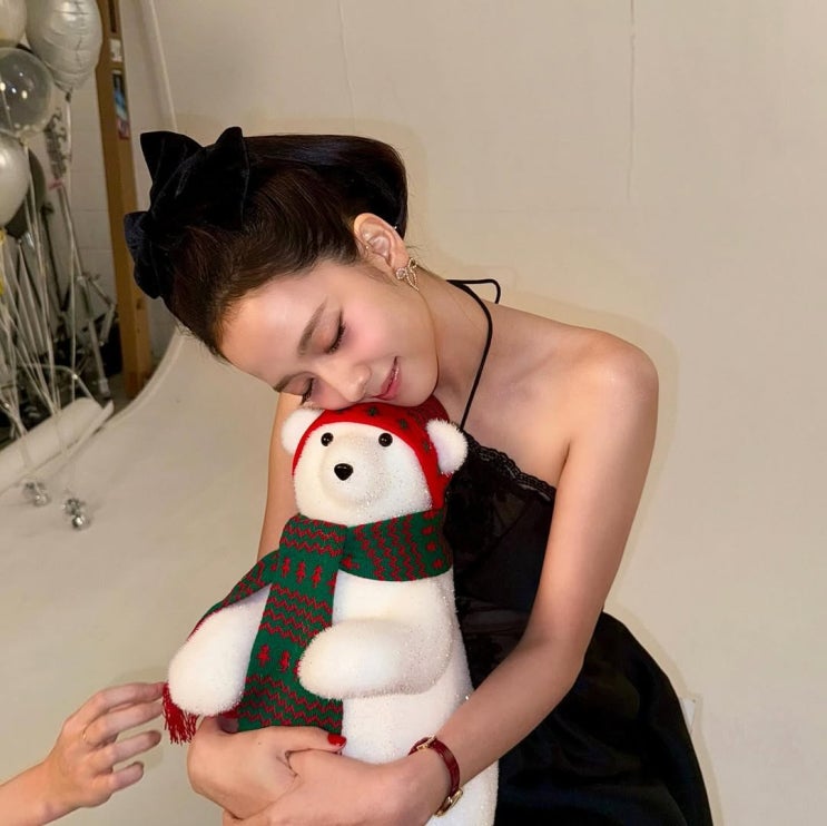  여자 손목 위의 예술, 명품 브랜드 까르띠에 베누아 드레스 시계로 완성하는 격이 다른 여성의 우아함 w. 지수