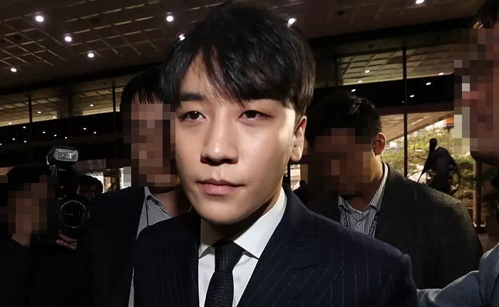 해외서 사업한다던 '버닝썬' <b>승리</b>, <b>강남 술집</b>서 포착...... 