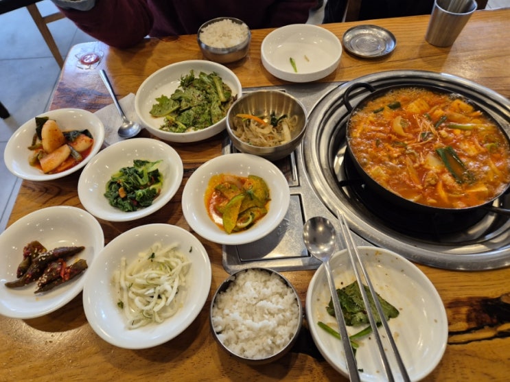  광화문 점심 가정식 백반 오두막 김치전골