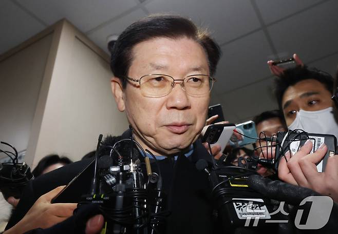'尹 체포' 반대… 박종준 <b>경호처장</b>, <b>경찰</b> 출석하며 체포영장... 