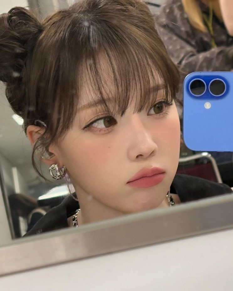  글로시한 초코 컬러의 매력 두스푼 더해진 뉴발란스 신상 여성 숏패딩 코디 추천 w. 에스파 윈터