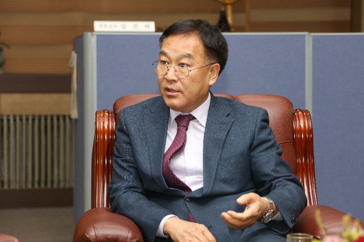 강제추행' 혐의 김진하 <b>양양군수</b>...선관위, <b>주민소환</b>제 인용