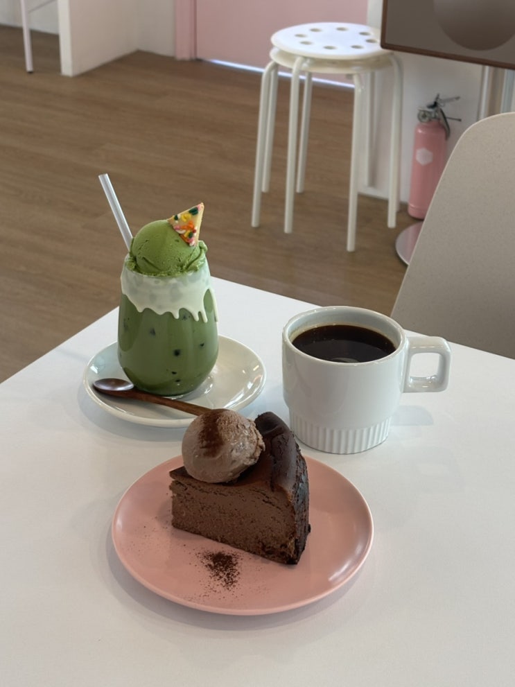  잠실 송리단길카페 마이리틀벌스데이 예쁜 분위기의 케이크 맛집