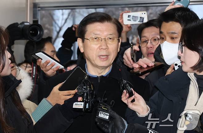<b>박종준</b> 경호처장 5시간째 <b>조사</b> 중…<b>경찰</b>, 오늘 긴급 체포할까