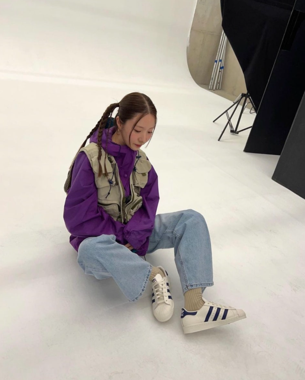  오랜시간 여자 연예인과 패피들의 셀렉에서 인기인 스니커즈로 아디다스 대표 운동화 라인인 슈퍼스타 추천