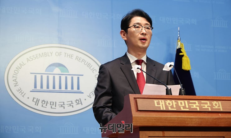與, '<b>카톡 검열 논란</b>' 전용기 형사 고발키로 … "국민 상대로 협박"