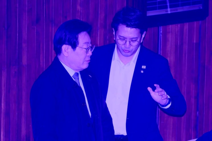 '<b>민주당</b>, 카카오톡 <b>검열</b>?... 퍼 나르면 처벌"...기본권 침해 <b>논란</b>