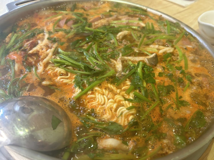  칼바람 부는 겨울, 언 몸을 따스히 녹여주는 고려대 부대찌개 맛집 <서병장 부대찌개>