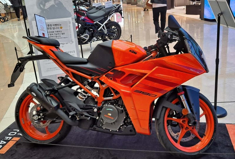 KTM 오토바이 RC 390 이렇게 재미있는 쿼터급 레이싱 바이크를 이 가격에?