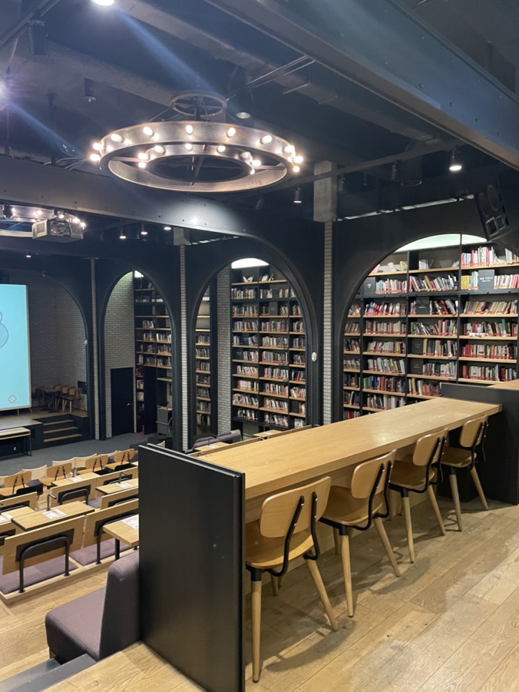  [명동 가볼만한곳] 영화관과 도서관이 합쳐진 무료 실내데이트 코스 ‘CGV 명동역 씨네라이브러리’