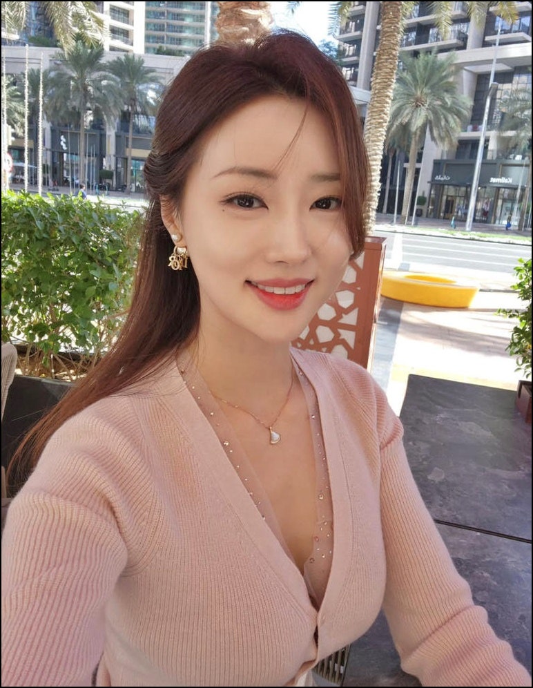 기상캐스터 출신의 연기자 황미나 두바이에서 건강미 넘치는 S라인을 뽐내다