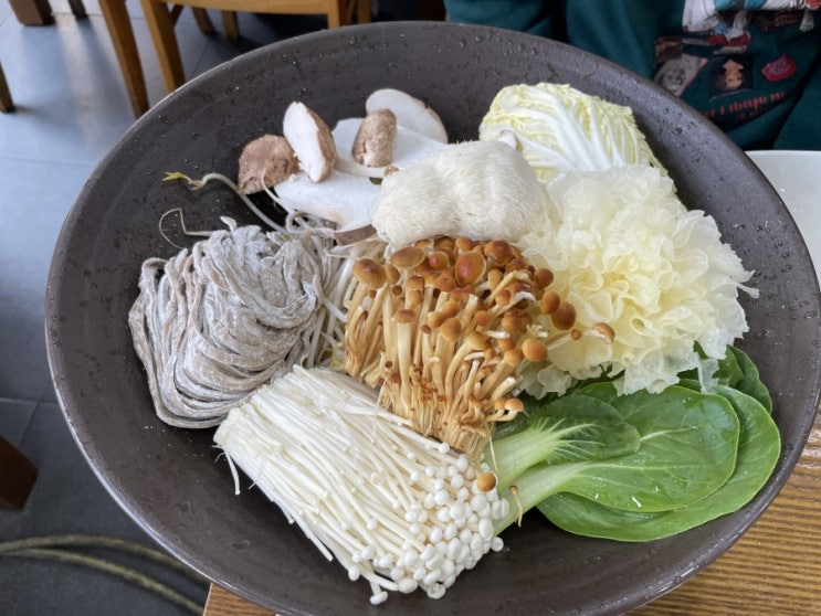  홍대 샤브샤브 맛집 추천 ! 농장에서 직접 기른 다양한 버섯과 함께 푸짐하게 즐기는 샤브샤브, 대관령메밀막국수자연샤브샤브