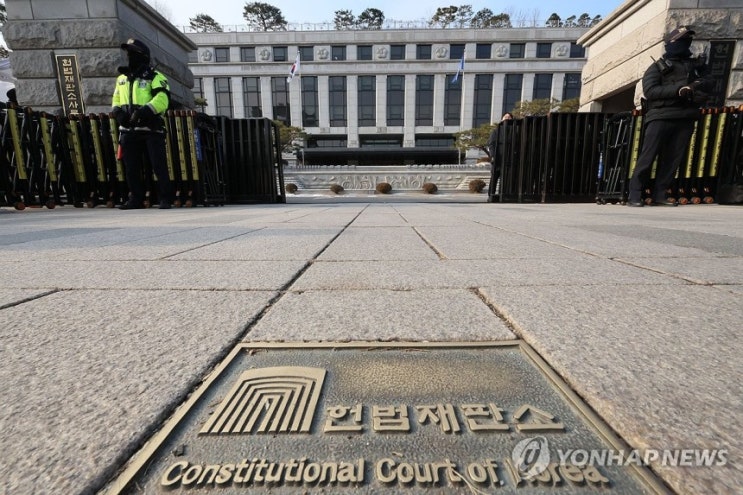 尹, 14일 헌재 첫 변론 불출석하기로…"신변안전·불상사 우려" 尹, 14일 헌재 첫 변론 불출석하기로…"신변안전·불상사 우려"