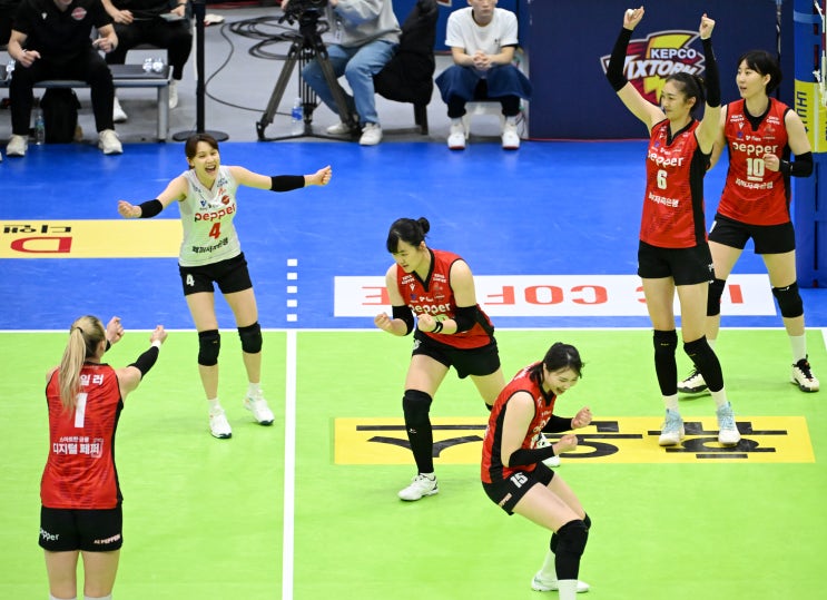 ‘이제는 4위까지 노린다’ <b>페퍼저축은행</b>, 현대건설 <b>선두</b> 등극... 