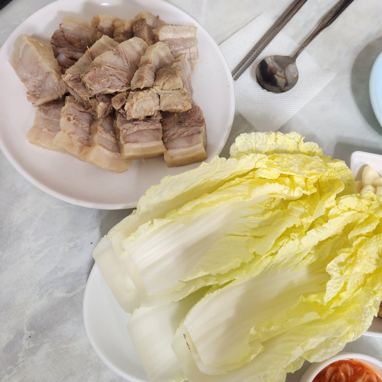  내돈내산 [종로/을지로] 대련집 - 사골칼국수 생배추 보쌈집