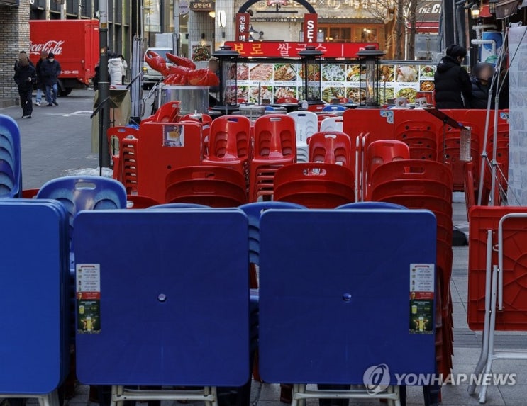 '소매판매 절벽' 21년만에 최악…車·옷·먹거리 전방위 감소 '소매판매 절벽' 21년만에 최악…車·옷·먹거리 전방위 감소
