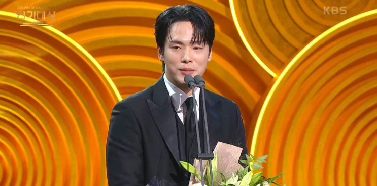 <b>김정현</b>, 결국 <b>서현</b> 앞에서 김딱딱 사건 90도로 <b>사과</b>하다?