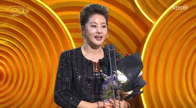 배우 박지영 KBS 연기대상 주말드라마 다리미 패밀리 최우수상과 베스트 커플상 수상 웃으면....