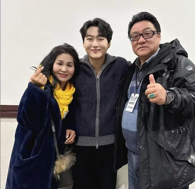 트로트 가수 민수현: 정통 트로트의 젊은 피, 그의 매력과 미래 전망