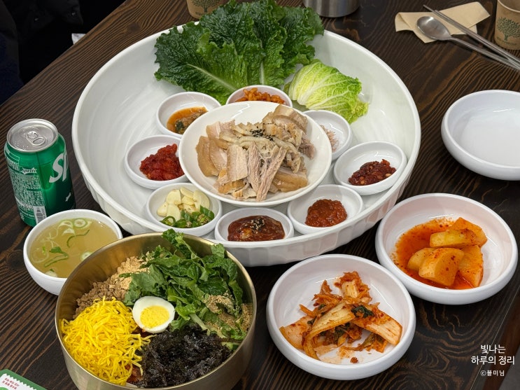 문래동맛집 평이담백 뼈칼국수에서 보쌈수육과 비빔칼국수