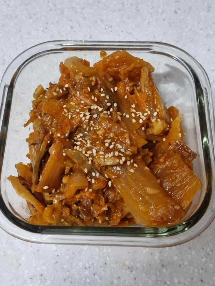  새콤달콤한 밥도둑, 묵은지 김치볶음 레시피