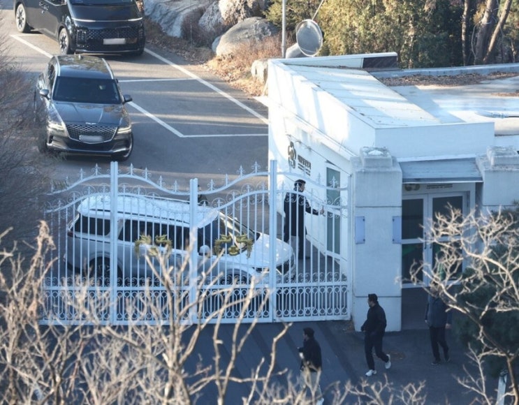 김신 <b>경호처 가족부장</b>은... 여사 라인' 주장, 14일 <b>경찰</b> 소환