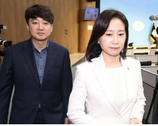 <b>허은아</b> "개혁신당, <b>이준석</b> 사당 아냐" …'<b>상왕정치</b>' 비판