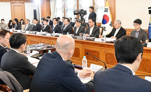 최 권한대행 "<b>의료개혁</b>과 <b>의료</b>정상화 위한 대화 참여해달라... 