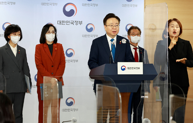 <b>내란 특검법 법사위</b>, 긴장... <b>내란</b>에 관한 제2차 특별수사법 <b>통과</b>