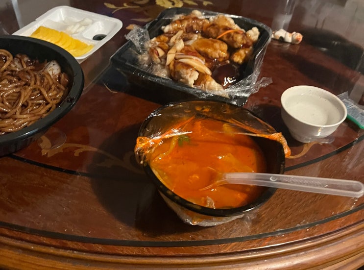  주말 집에서 일해야 할 때 유일한 장점, 배달음식 시켜서 고량주랑 먹을 수 있음.(With 사창동 금룡)