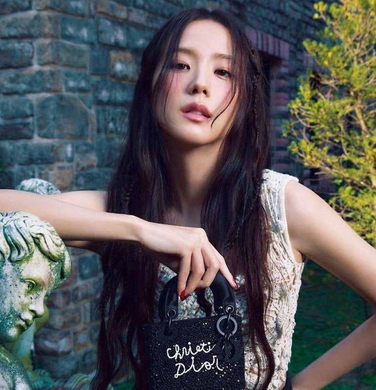 솔로로 돌아옵니다. 블랙핑크 지수의 2025년 <b>솔로 컴백</b> 오피셜... 