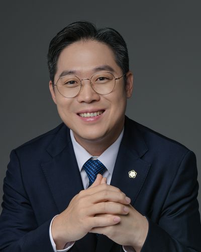 (뉴스인)대한<b>변협 회장</b> 선거, 3파전 속 <b>김정욱</b> 대세?