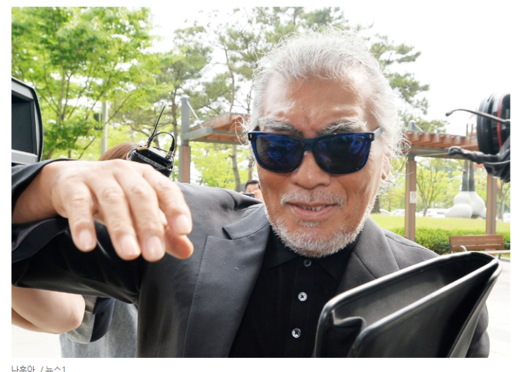 <b>나훈아</b>, ‘왼쪽 발언’ 비판에 “어른이 얘기하는데 XX들 하고... 