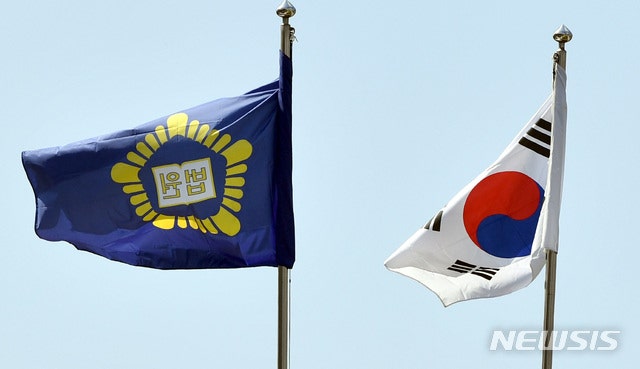 "업무 탓에 디스크" 사립대병원 물리치료사, 사학연금 요양비 소송 패소 "업무 탓에 디스크" 사립대병원 물리치료사, 사학연금 요양비 소송 패소