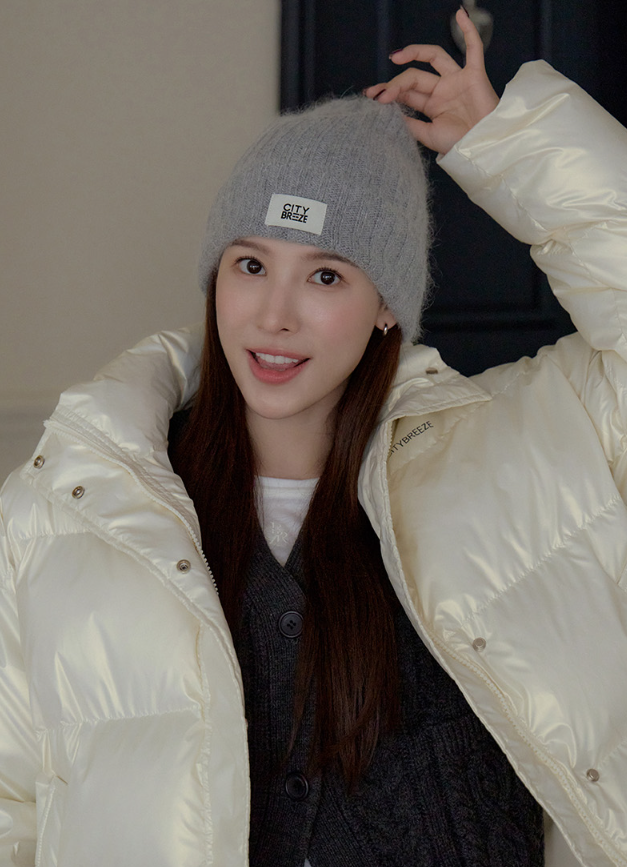  겨울 색상인 화이트 글로시함으로 여성들에게 매력적으로 다가오는 시티브리즈 크롭 숏 패딩 자켓 코디 추천 w. 이나연