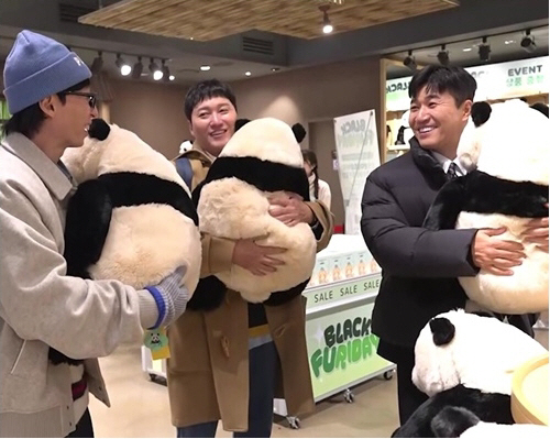 자산 1조설 <b>유재석</b>,<b>김종민</b> <b>결혼 선물</b> '푸바오 인형'?