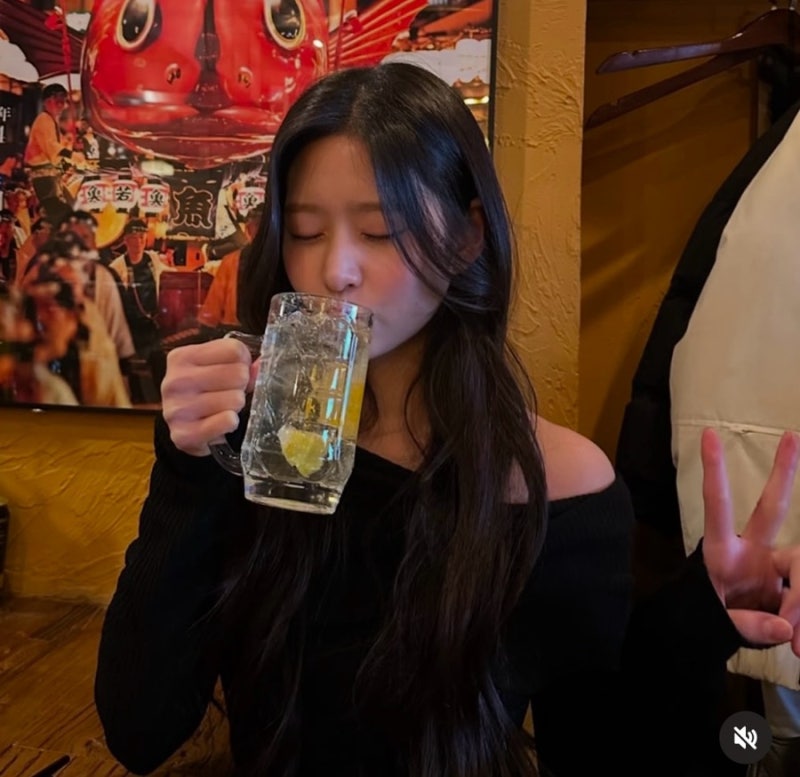 예뻐서 문의폭주한 김민주 인스타그램속 9만원대 오프숄더 니트 어디꺼?