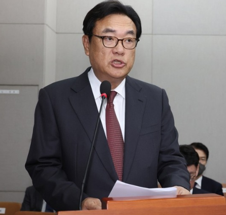<b>정진석</b> “尹 <b>대통령</b>, 제3장소·방문조사 가능… 자기<b>방어권</b>... 