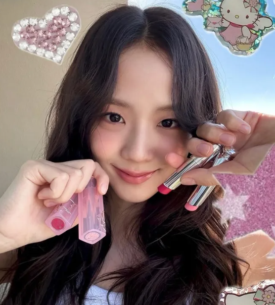 <b>블랙핑크 지수</b>는 지난 2023년 3월에 첫 <b>솔로 앨범</b> '꽃(FLOWER)... 