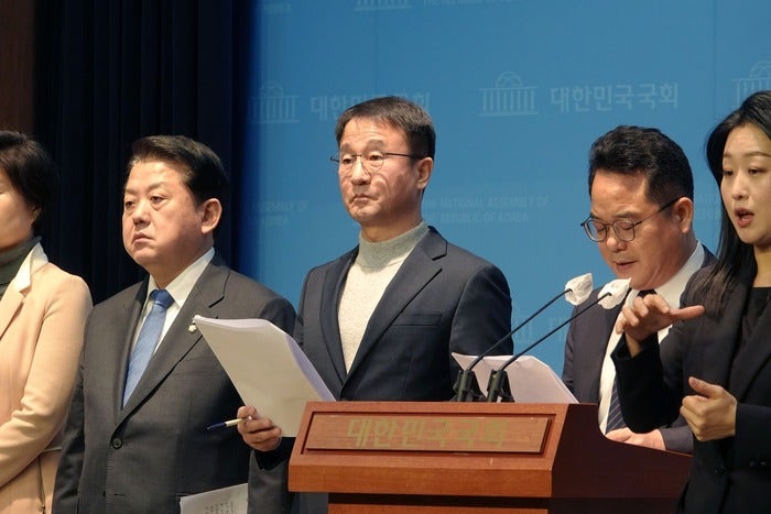 국회, 내란 <b>국조특위</b> 윤석열 대통령 <b>증인</b>채택...與 반발에 民... 