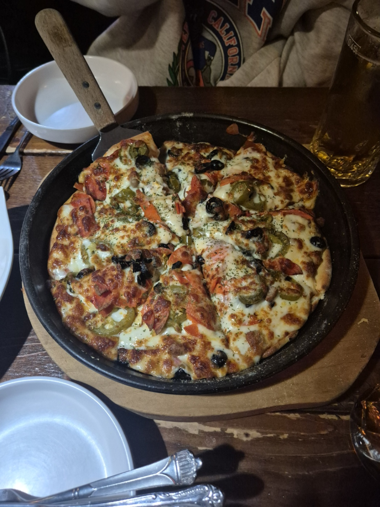  [서초구 잠원동] 울리불리 잠원점 (토핑을 가득 올리고 바로 테이블에 나오는 피자를 술과 같이 곁들이면 무슨 수로 이기겠는가)