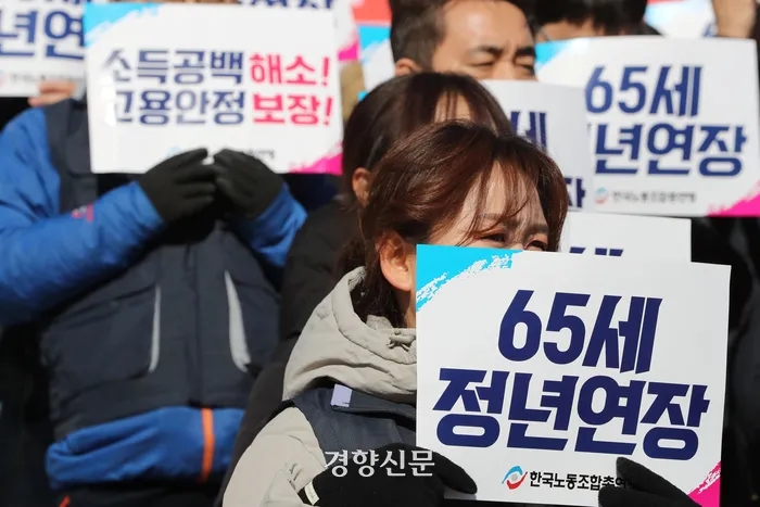 정년 연장하면 청년 손해?···“노인 부양 부담 완화” 정년 연장하면 청년 손해?···“노인 부양 부담 완화”