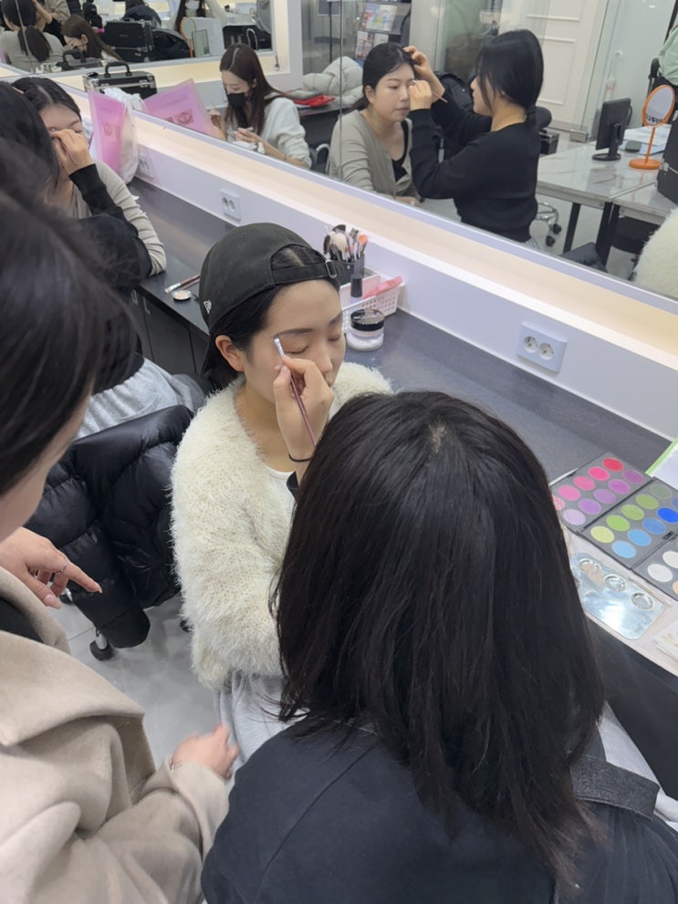  홍대메이크업학원 국가자격증취득후 속눈썹 샵 취업!