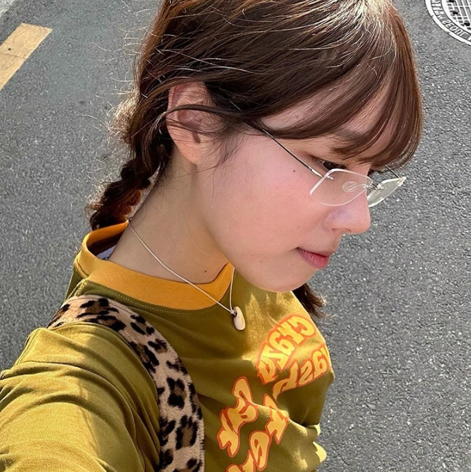  너드미 좔좔~ 긱시크한 여자 스타일 유행의 완성은 여성 투명 안경테와 함께하는걸 추천