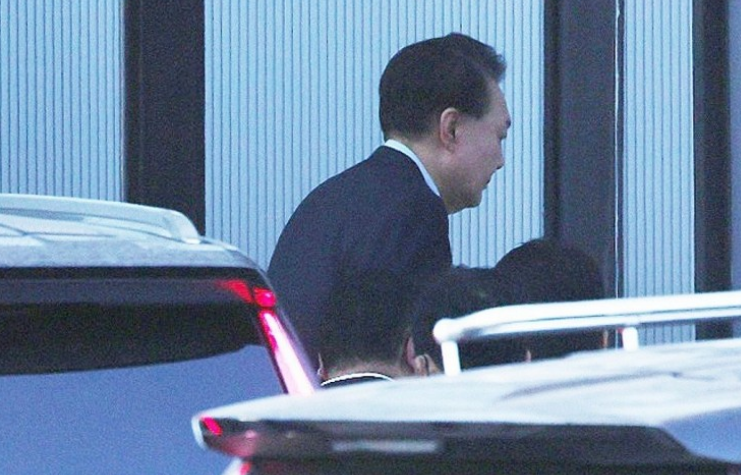 <b>윤대통령</b> 계엄 사태 43일만에 체포…<b>공수처</b> 도착 피의자 <b>조사</b>
