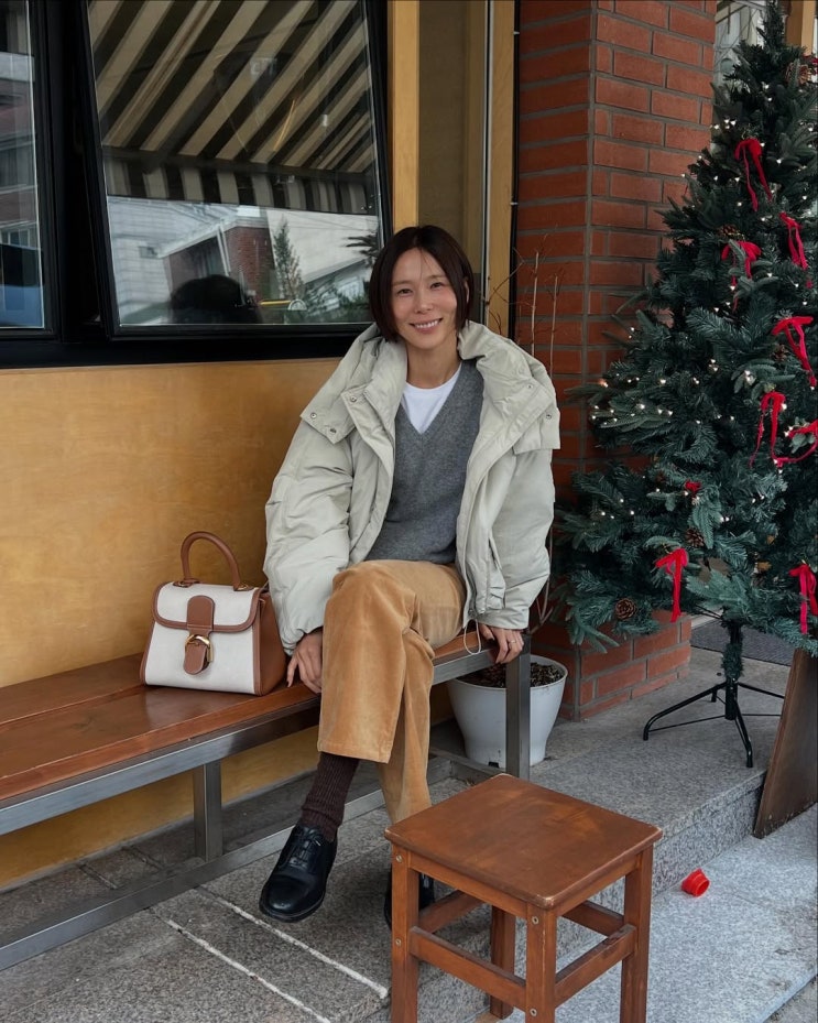  그대로 따라하면 40대 엄마들의 센스 있는 데일리룩으로 만들어줄 김나영의 레이브 후드 여성 패딩 코디