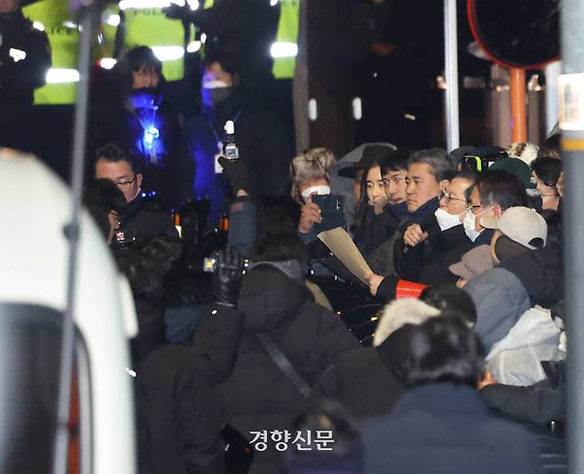 경찰 <b>호송차량</b>, <b>대통령</b> 관저 경내 밀고 들어가기 시도 중