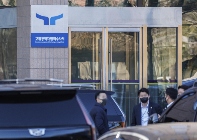 <b>윤 대통령</b>, 2시간 조사에서 진술 거부","<b>구금</b>장소는 <b>서울구치소</b>... 